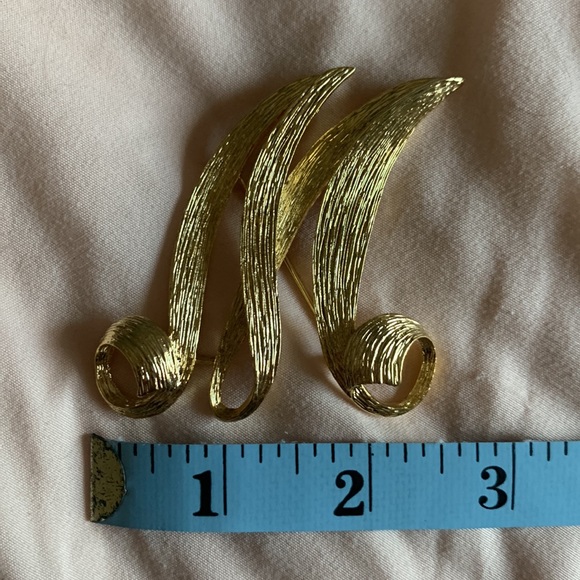Beautiful Initial “M” Textured Script Broach - Picture 6 of 6